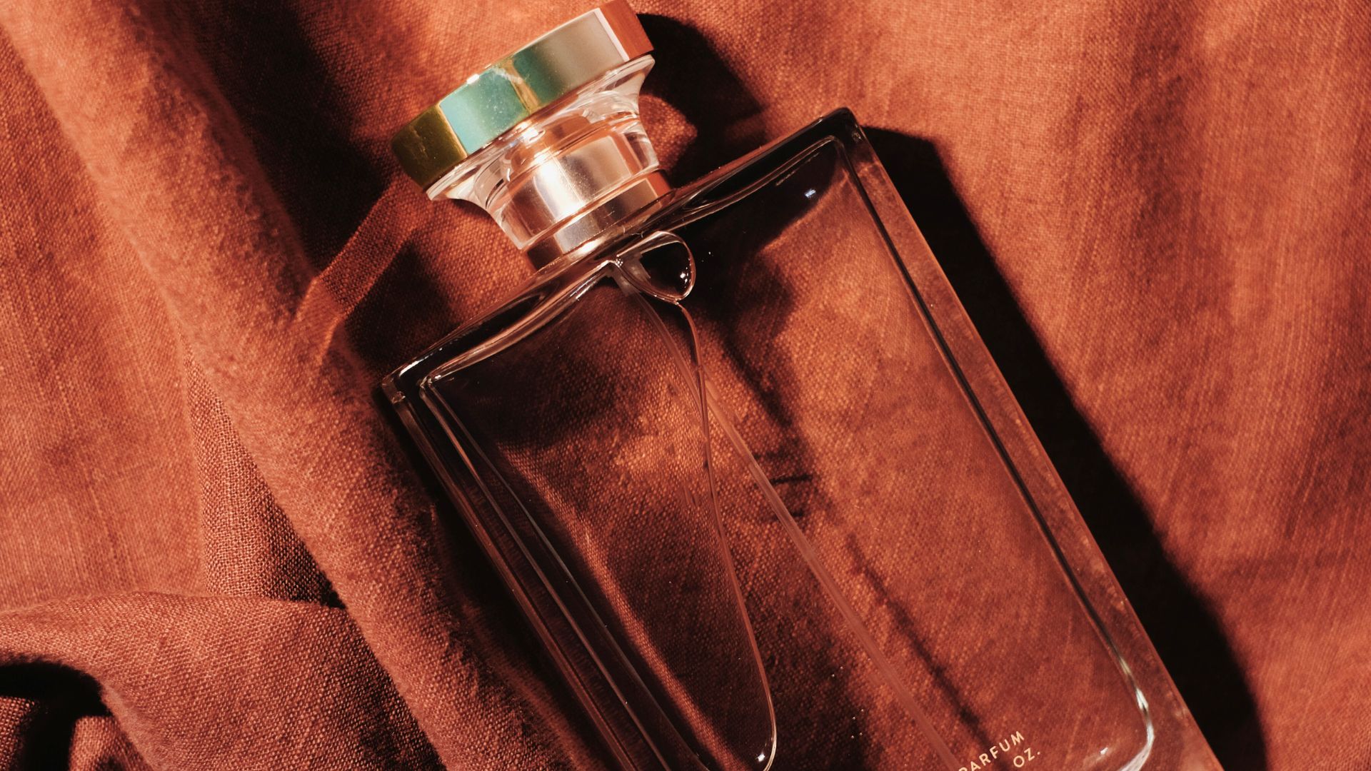 Flakon perfum na tle czerwonego materiału